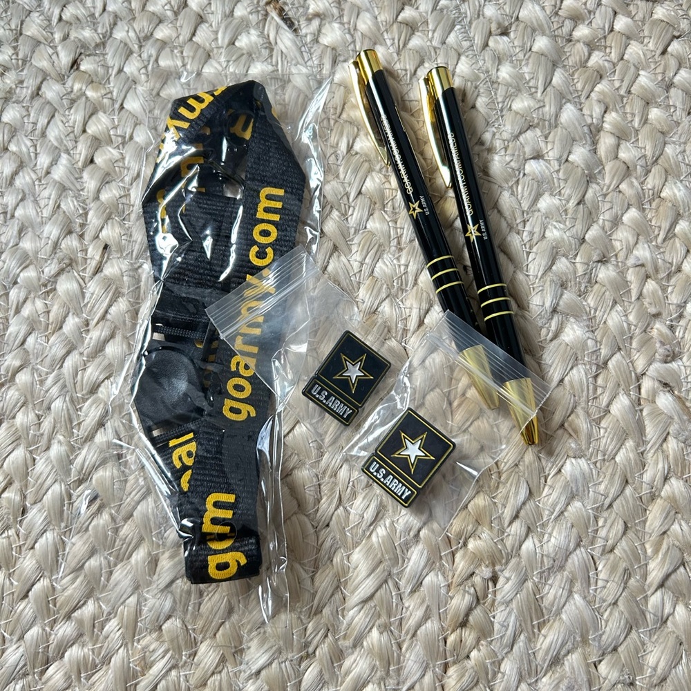 New Go Army pen lanyard pin bundle set US ARMY COLLECTION